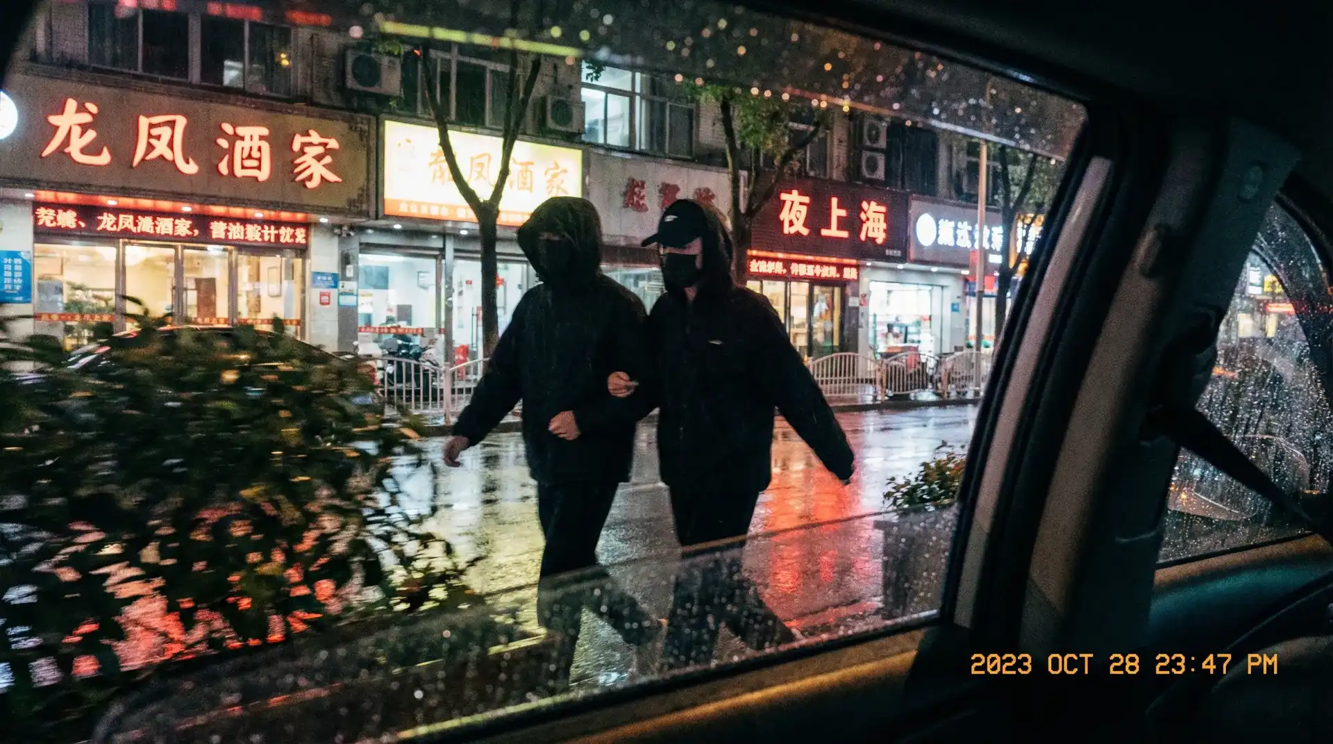 利来国际app - 顶流明星深夜密会现场抓拍照片